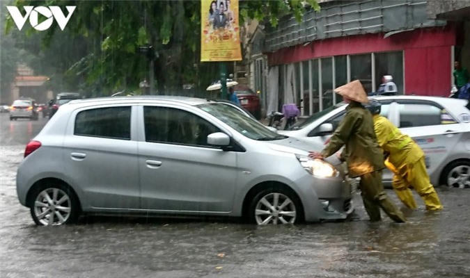 kinh nghiem khi lai xe vao mua mua va qua duong ngap hinh 4