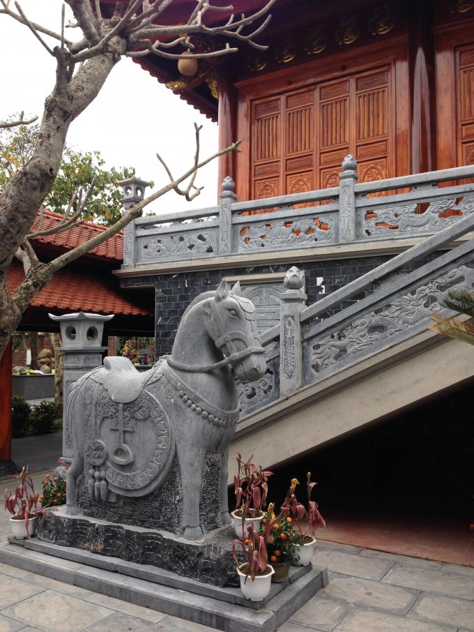 Ngựa đá chầu hai bên chính điện.