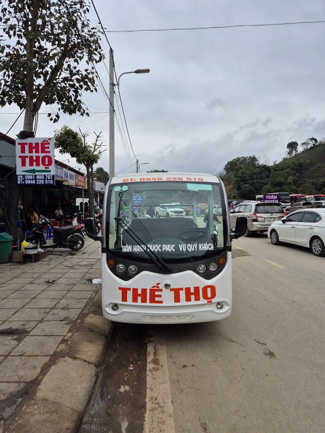 Để thuận tiện cho du khách cho việc ra vào đền, năm nay gia đình anh đã đầu tư 2 chiếc xe điện để phục vụ du khách đi theo đoàn vào đền hành lễ được thuận tiện.
