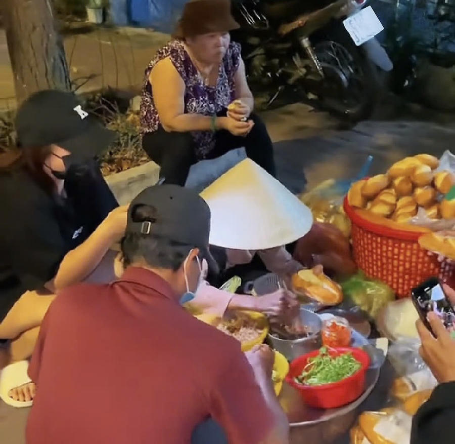 Những vị khách ghé mua bánh mì của cụ khi trời còn chưa sáng.
