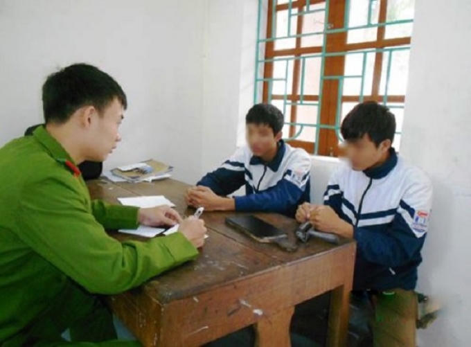 Q và A tại cơ quan điều tra (Ảnh Công an huyện cung cấp)