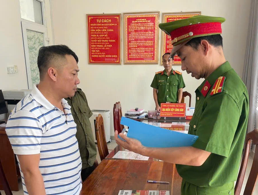 Cơ quan Cảnh sát điều tra thi hành các quyết định đối với Lê Tiến Dũng - Ảnh Công an Quảng Nam.