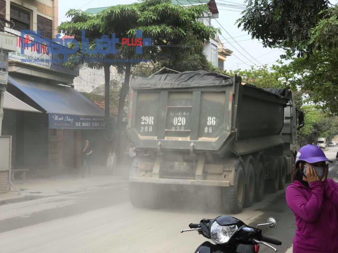 Người d&acirc;n khổ sở v&igrave; đường bụi nhiều năm