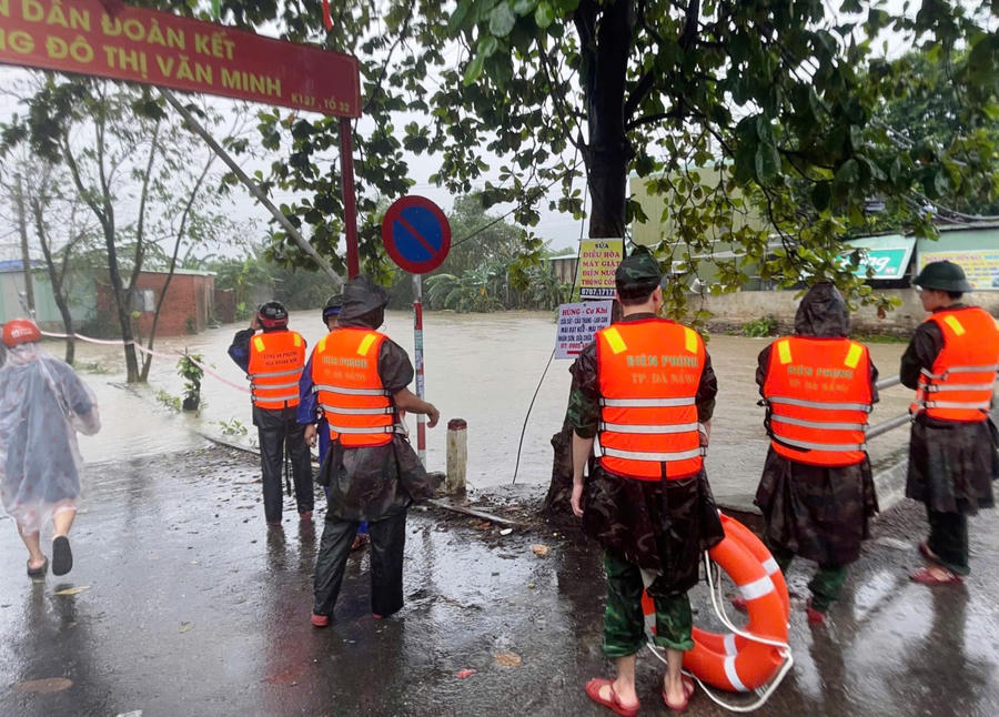 Quân đội được điều động hỗ trợ di dời người dân.