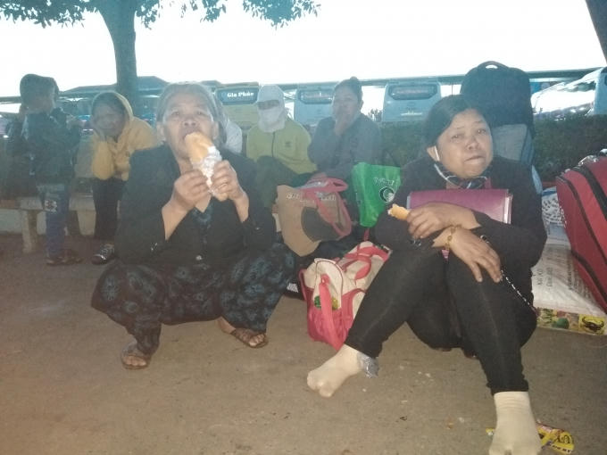 Hành khách ngồi trên xe lúc bị cướp vẫn chưa hết bàng hoàng.