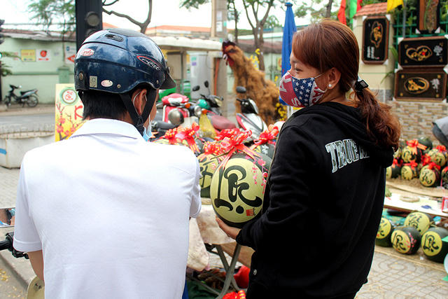 Dưa được điêu khắc đẹp mắt thu hút người mua.