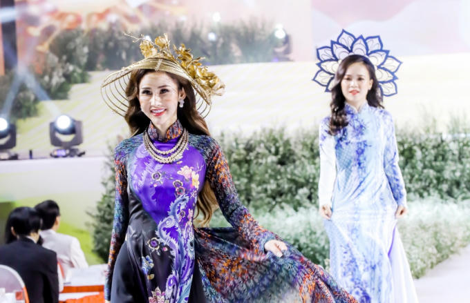 Bộ sưu tập “Dáng Ngọc” của NTK Tạ Linh Nhân mang những hình ảnh có ý nghĩa biểu trưng thuần túy nhưng không kém phần sâu sắc được chắc lọc, cách điệu trong “cái hồn” của các làng nghề.