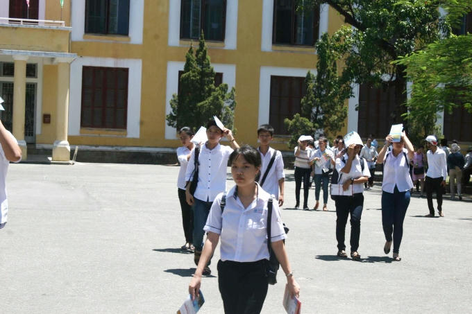 Đại học Huế giảm 50% học phí cho sinh viên nhập học năm 1 có hộ khẩu thường trú và sinh sống tại các xã bãi ngang ven biển của các tỉnh Hà Tĩnh, Quảng Bình, Quảng Trị, Thừa Thiên Huế.