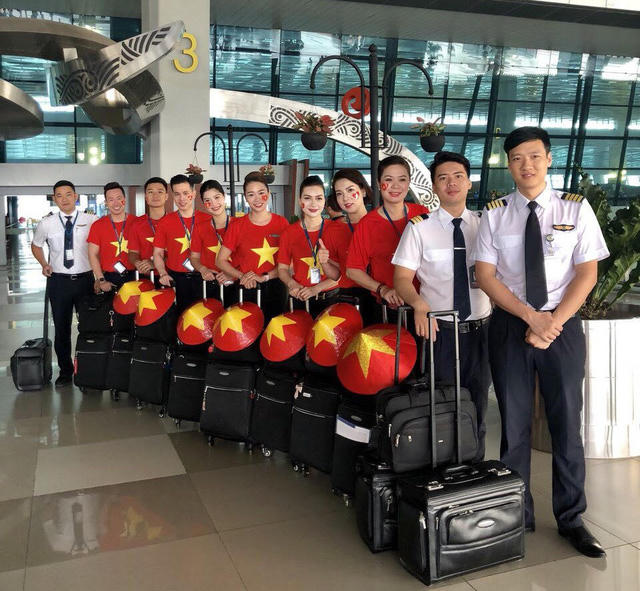 Phi hành đoàn của Vietnam Airlines phục vụ chuyến bay đặc biệt đưa Olympic Việt Nam và đoàn thể thao dự ASEAD về nước sáng 2/9.