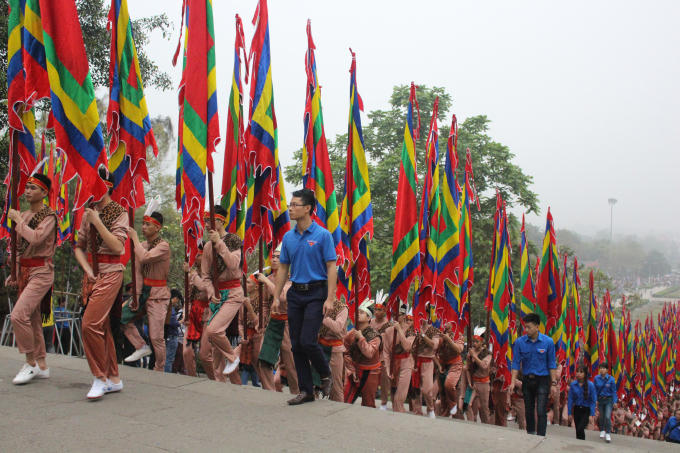 100 thanh niên tượng trưng cho 100 người con lạc cháu hồng.