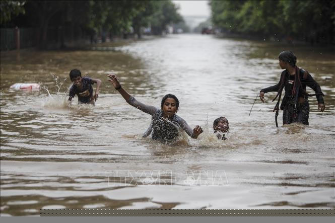 Phụ nữ, trẻ em là đối tượng chịu nhiều ảnh hưởng do đại dịch. Ảnh: AFP/TTXVN