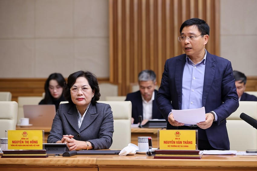 Bộ trưởng Bộ Tài chính Nguyễn Văn Thắng báo cáo Thủ tướng về công tác xoá nhà tạm, nhà dột nát.