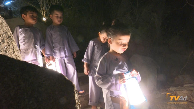  Dẫn đầu là thuyền trưởng “bóng sáng”.