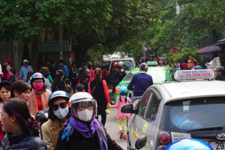 Lực lượng Công an phường Quảng An căng mình phân luồng giao thông tại các điểm dẫn vào Phủ Tây Hồ