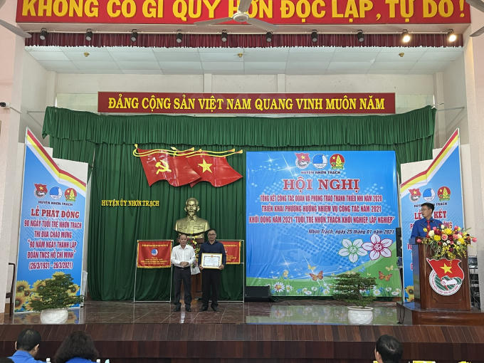 bao PLVN nhan giay khen