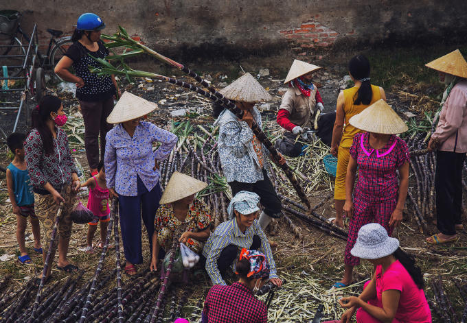 Hàng bán mía rất đông người mua.
