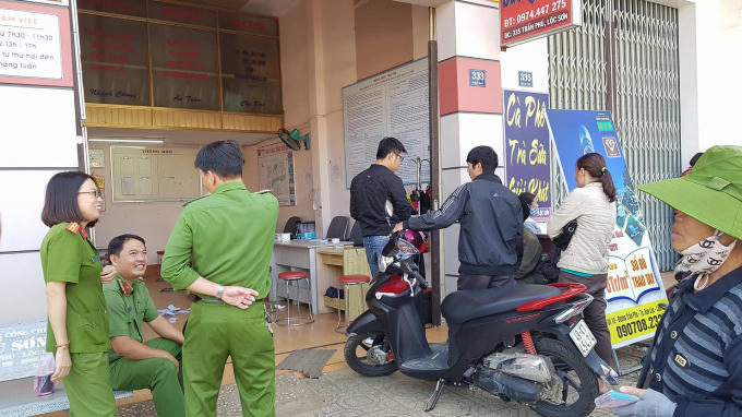 Lực lượng chức năng bảo vệ hiện trường.