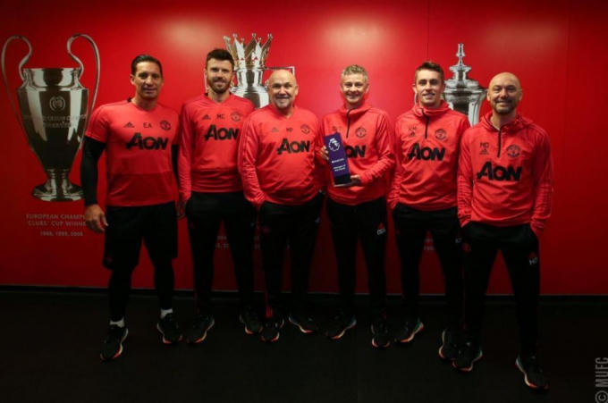 Solskjaer và các thành viên trong BHL MU.