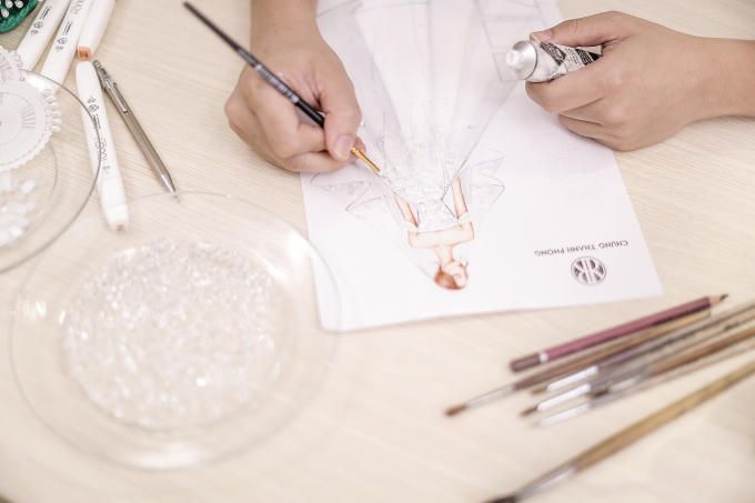 Trầm trồ trước bộ v&aacute;y cưới đ&iacute;nh hơn 20.000 vi&ecirc;n pha l&ecirc; m&agrave; &Aacute; hậu T&uacute; Anh diện ng&agrave;y trọng đại