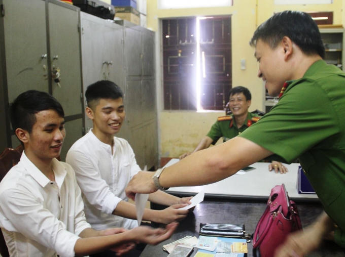 Hành động đẹp của hai học sinh "Nhặt được của rơi, trả người đánh mất" được Công an thị xã Hồng Lĩnh biểu dương.