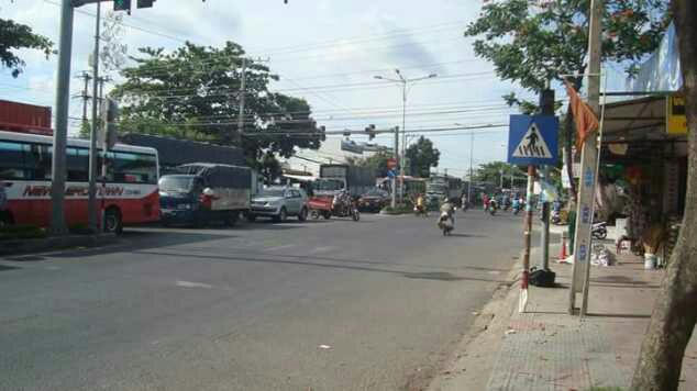 Đường dẫn lên cầu Rạch Miễu bên phía Tiền Giang bị ùn ứ nghiêm trọng.