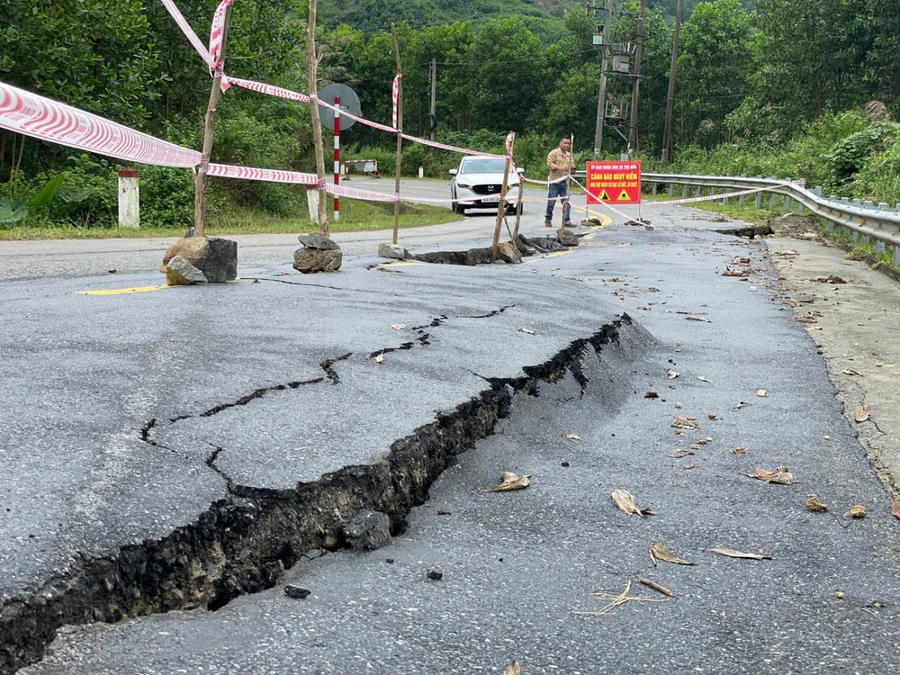 Nhiều tuyến đường trên địa bàn xã Trà Đốc bị sụt lún, hư hỏng.