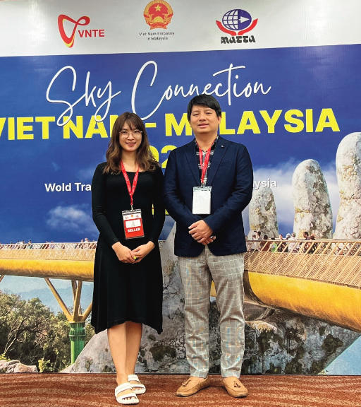 Anh Hoàng Tuấn Anh và vợ quảng bá Việt Nam Town tại một sự kiện du lịch Malaysia.