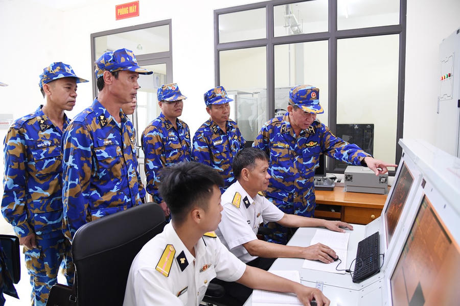 Chuẩn Đô đốc Nguyễn Đình Hùng kiểm tra kíp trực Trạm ra đa 610 thực hiện nhiệm vụ