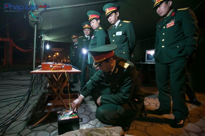 Sau khi mọi công tác kiểm tra hoàn thành tốt, điện được đấu vào bàn điều khiển và trận địa pháo sẵn sàng.