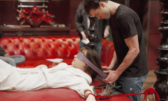 Dakota Johnson cho biết cảnh quay cô nằm trên giường đỏ và bị trói hai tay khiến cô ám ảnh. Sau khi đạo diễn hô "Cut", Dakota vẫn không thể ngồi dậy.