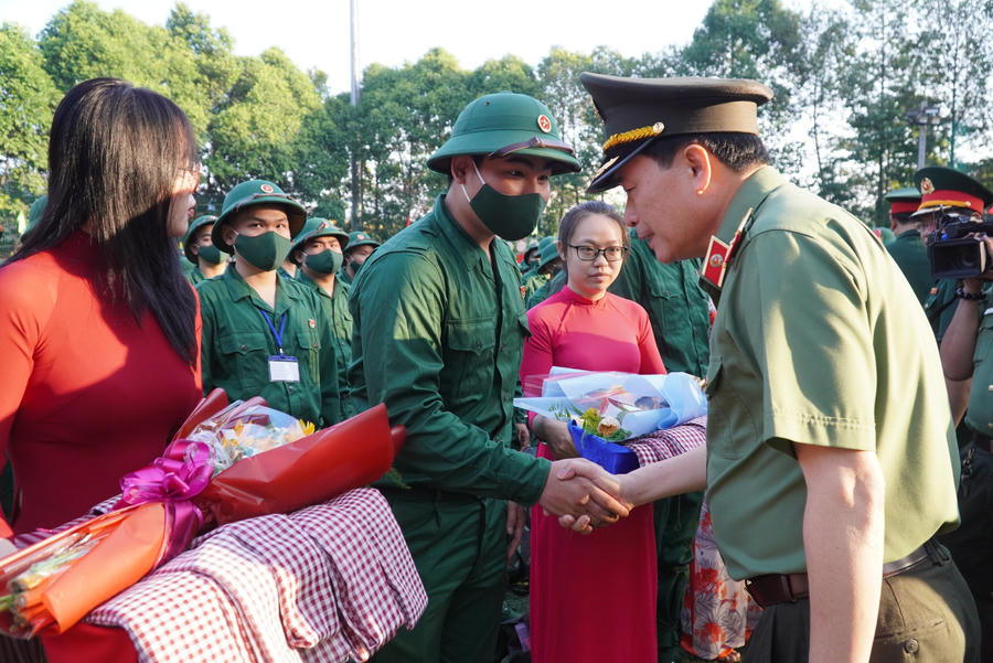 Lãnh đạo chúc mừng, động viên các chiến sĩ trúng tuyển nghĩa vụ quân sự 2023.