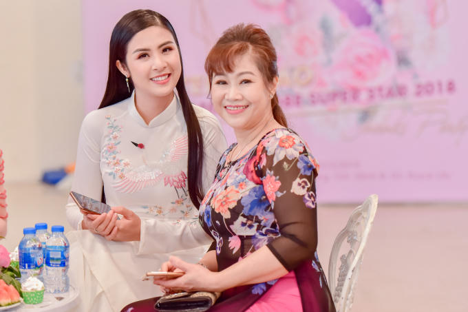 Ngọc Hân gửi lời chúc mừng tới đàn em vì đã đạt thành tích cao tại Miss Globe 2018 và động viên Stella Đào cố gắng hoàn thành tốt những dự án trong năm 2019 này và sẽ bứt phá hơn, đặc biệt là dự án liên quan tới điện ảnh.