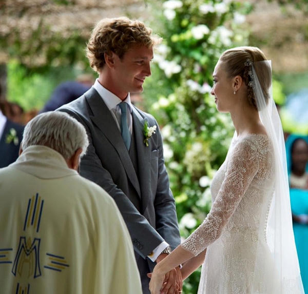 Trong đám cưới thứ hai tại quê nhà Italia, người đẹp Beatrice Borromeo đã diện một thiết kế thanh lịch, tinh tế của thương hiệu Giorgio Armani. Ảnh: Internet