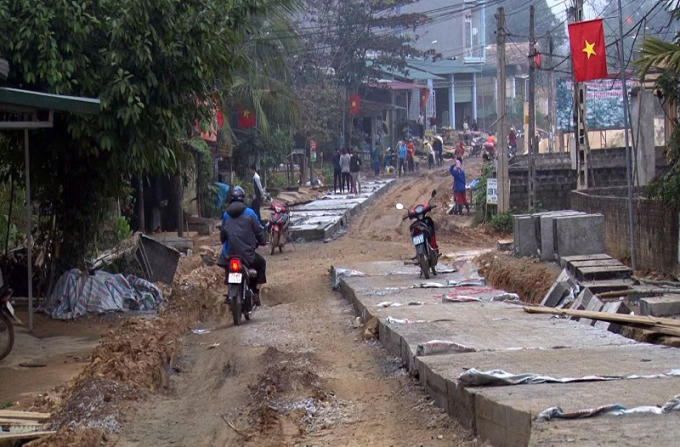 Lanh dao huyen kiem tra tien do chuan bi cho Le cong nhan xa Yen Ha dat chuan nong thon moi.mpg_snapshot_00.39.096