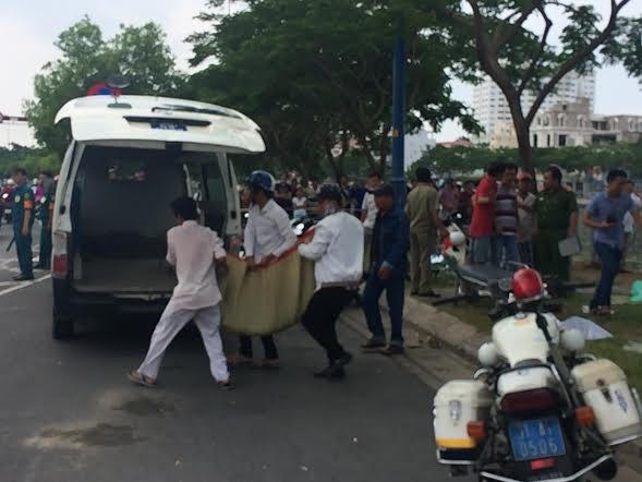 Thi thể nạn nhân được đưa về bệnh viện