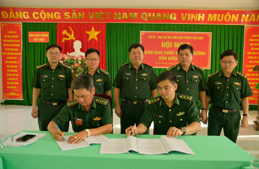 Đại tá Phạm Văn Thắng (đứng giữa) chứng kiến ký biên bản bàn giao
