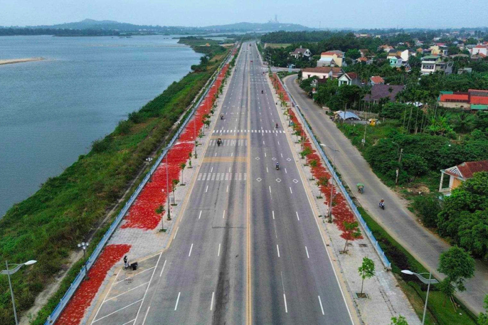 Đường bờ nam sông Trà Khúc do Công ty cổ phần tập đoàn Phúc Sơn thi công. Ảnh Dân Trí