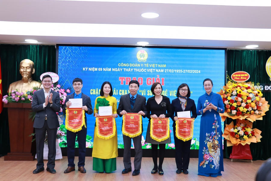 Đồng chí Phạm Thanh Bình, Chủ tịch Công đoàn Y tế Việt Nam trao cờ tặng các cá nhân đạt thành tích cao chặng 1 Giải chạy bộ “Vì sức khỏe Việt Nam”. (Ảnh: moh.gov.vn)