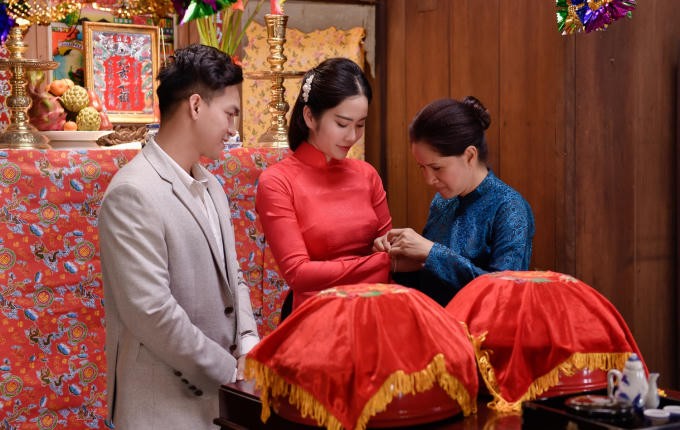 Chàng trai đi cùng Nam Em diện Âu phục, cả hai đã cùng nhau thắp nhang trước bàn thờ gia tiên, nhận lời chúc phúc của người thân trước khi Nam Em đi theo về nhà chồng.