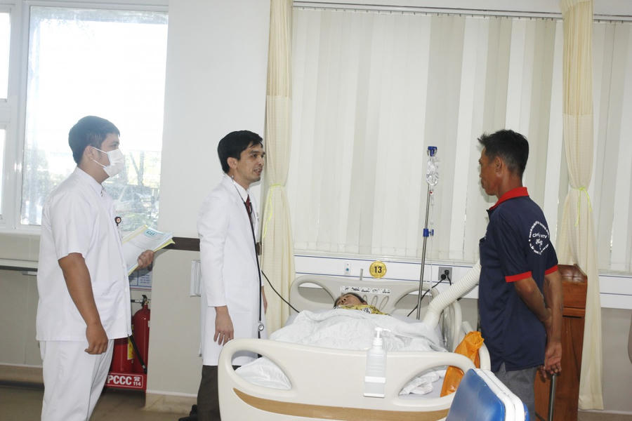 BS.CKI Trần Quỳnh An - Trưởng Khoa Cấp cứu, Trưởng khoa trung tâm tim mạch Can thiệp Bệnh viện Đa khoa Thanh Vũ Medic Bạc Liêu, thăm, khám bệnh nhân.