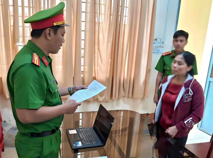 Cán bộ Cảnh sát điều tra tống đạt quyết định khởi tố bị can Phan Thị Nhiệm.
