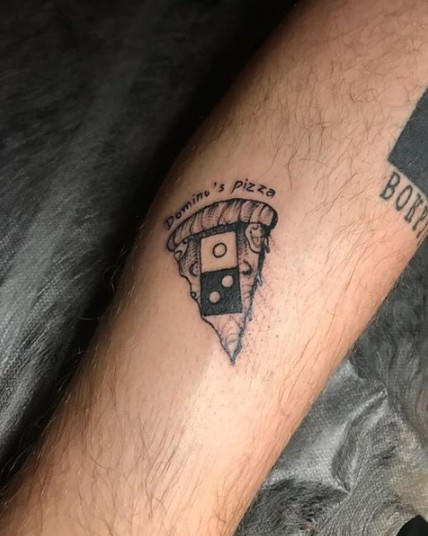 Những hình ảnh xăm logo pizza được chia sẻ khắp nơi trên mạng xã hội Nga.