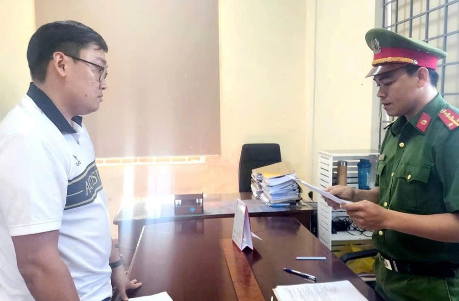 Công an đọc lệnh khởi tố Nguyễn Hoàng Vũ. Ảnh: Công an tỉnh Gia Lai