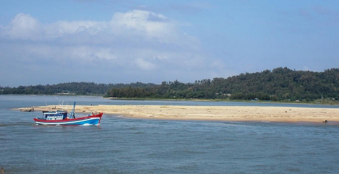 Hiện chỉ có tàu nhỏ ra vào Cửa Đại