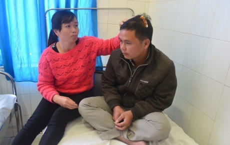 Anh Triệu Vũ Hiệp - Phó ban Lâm nghiệp xã Phi Tô (Lâm Đồng) bị lâm tặc đánh trọng thương. Ảnh: M. Q