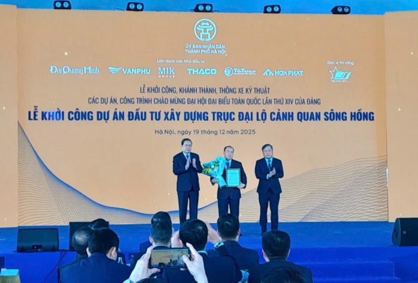 Chủ tịch Quốc hội Trần Thanh Mẫn và Chủ tịch UBND TP Hà Nội Vũ Đại Thắng trao quyết định đầu tư cho đại diện liên danh các nhà đầu tư.