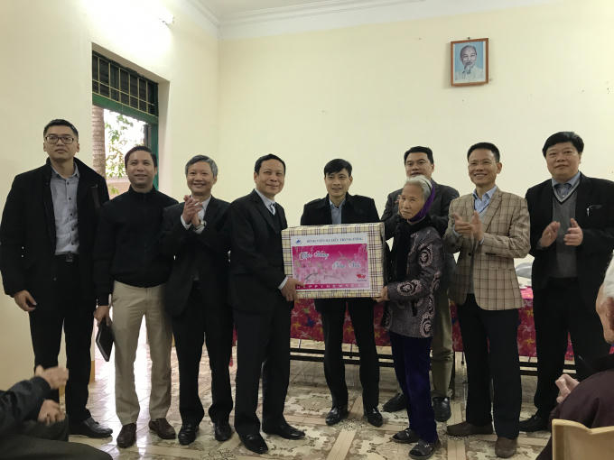 Giám đốc Bệnh viện Da Liễu Trung ương làm trưởng đoàn, trao tặng quà Tết cho các bệnh nhân mắc bệnh phong tại các trung tâm điều trị