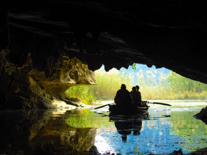 Khu Vân Long có 1000 hang động đẹp, nhiều hang động lớn có giá trị phát triển du lịch như: Hang Cá, hang Bóng, hang Rùa, hang Chanh.