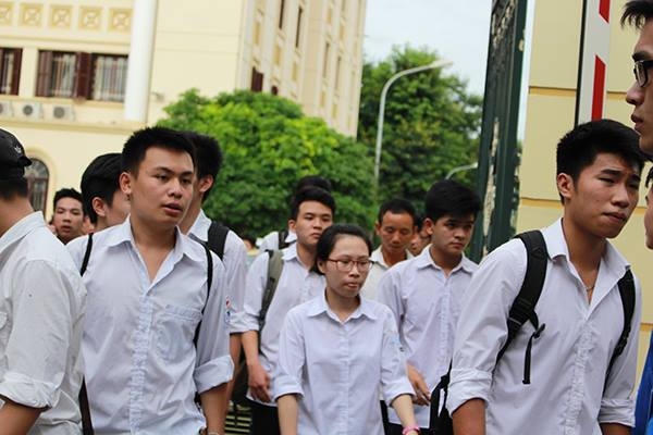 Những gương mặt thể hiện nhiều tâm trạng khác nhau của các thí sinh khi bước ra khỏi phòng thi môn Hóa học chiều 3/7.