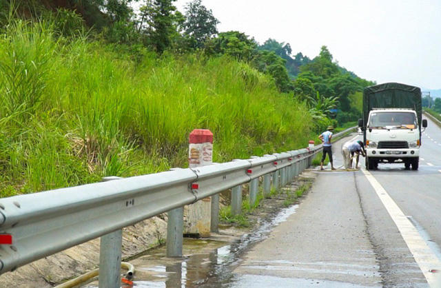Một điểm người dân mở dịch vụ bơm nước làm mát cho xe tải tại km 220-221 hướng từ Lào Cai đi Hà Nội.